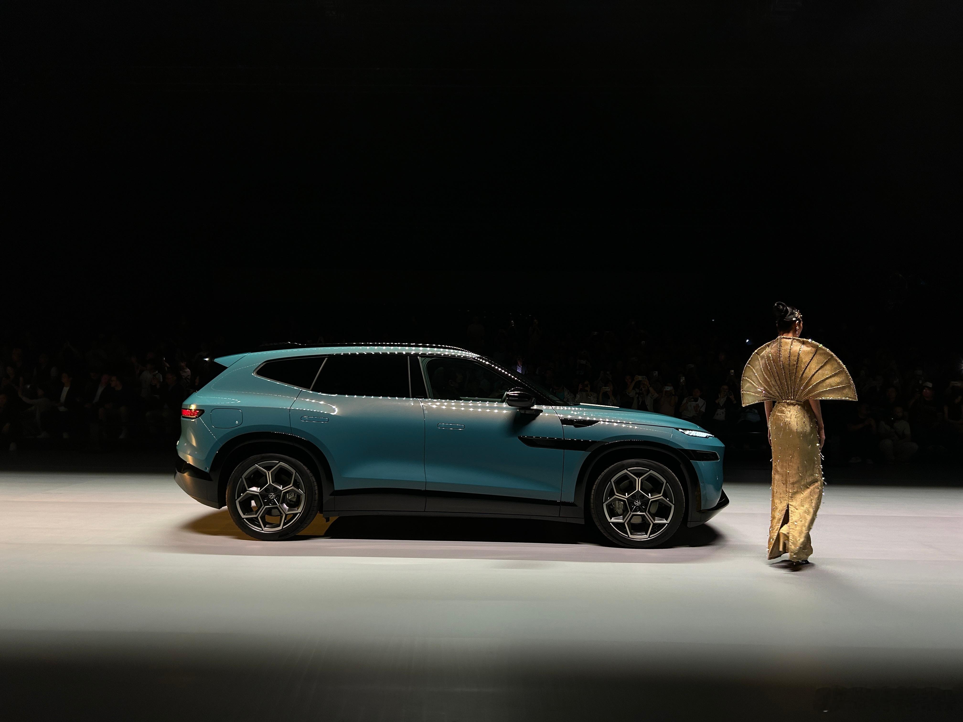 金标大众与众08正式上市，三款车型价格比之前预售价整体下降一万元，最终上市价格2