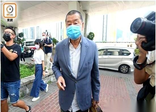 听说，顺德老家祠堂里，有个名字被族老们用朱砂笔给划了。一笔下去，这个人，就等于