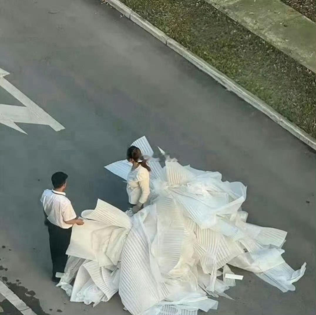 近视眼害人不浅！不仔细看还以为是在求婚，结果是保安和保洁