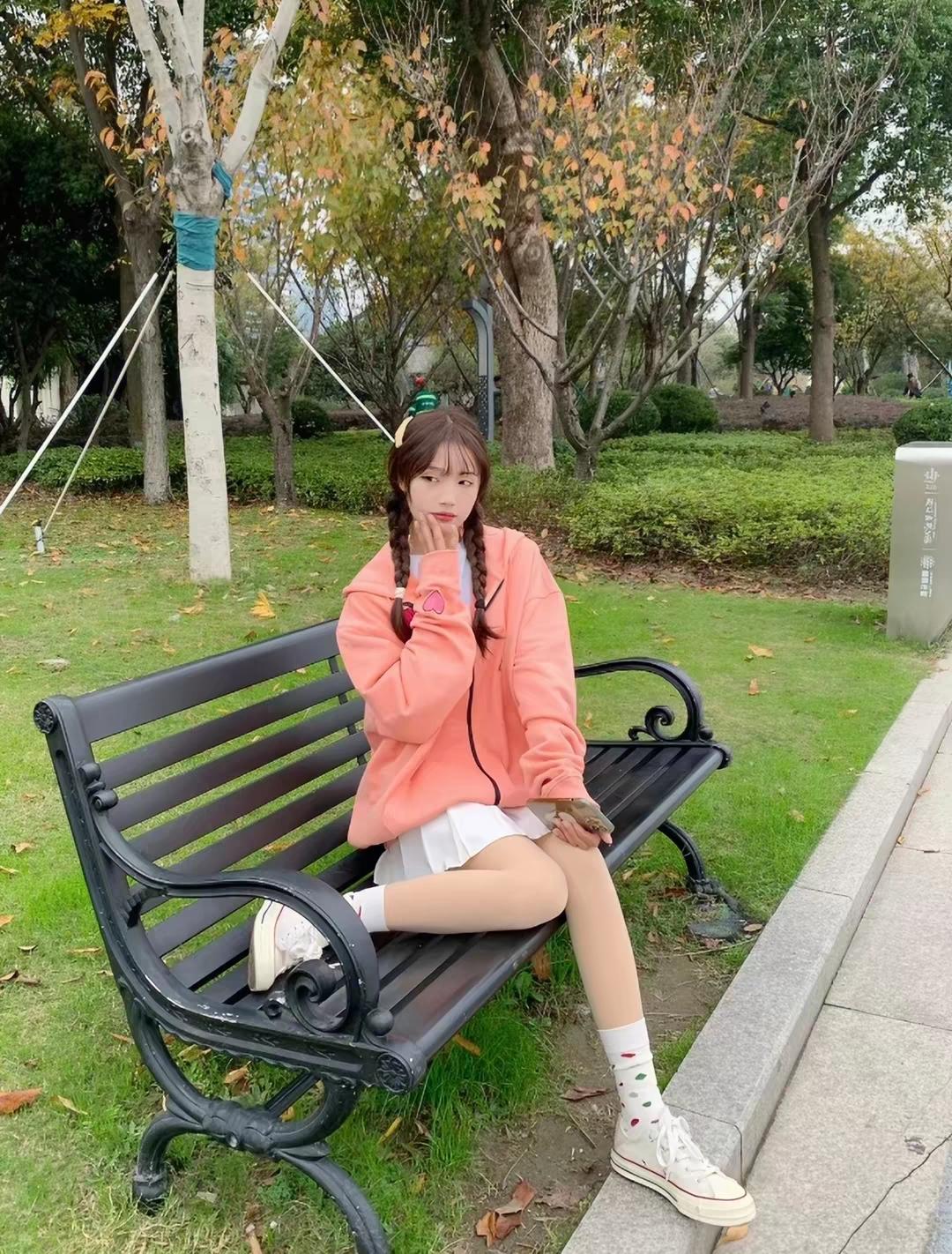 秋日生活打卡季下午在公园坐着玩看看气质女神的穿着搭配吧
