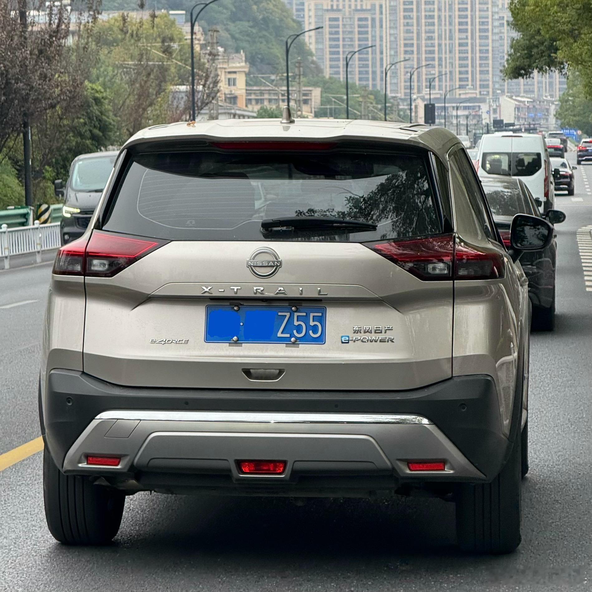 刚才路上偶遇一个奇骏的e-POWER，感觉这车我就没在路上见过几次。查了下这车上