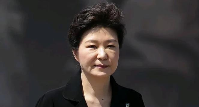 朴槿惠反戈，跟文在寅唱反调。此前很多人都认为，朴槿惠是跟文在寅站在一起的。理由是