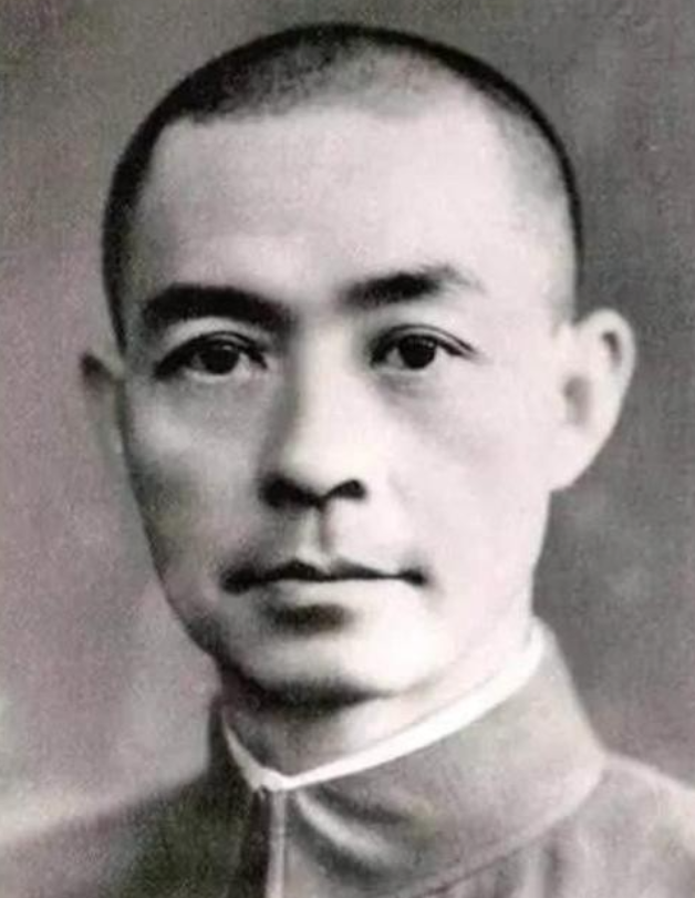 1933年，一士兵打仗扛个大箱子，一路上不撒手，张自忠好奇问到：“你扛得什么？”