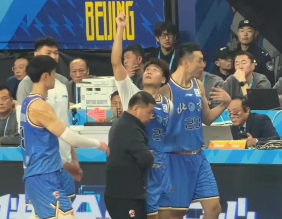 赵睿可能会被CBA公司追加处罚！ CBA常规赛第19轮，北京队坐镇主场迎战北