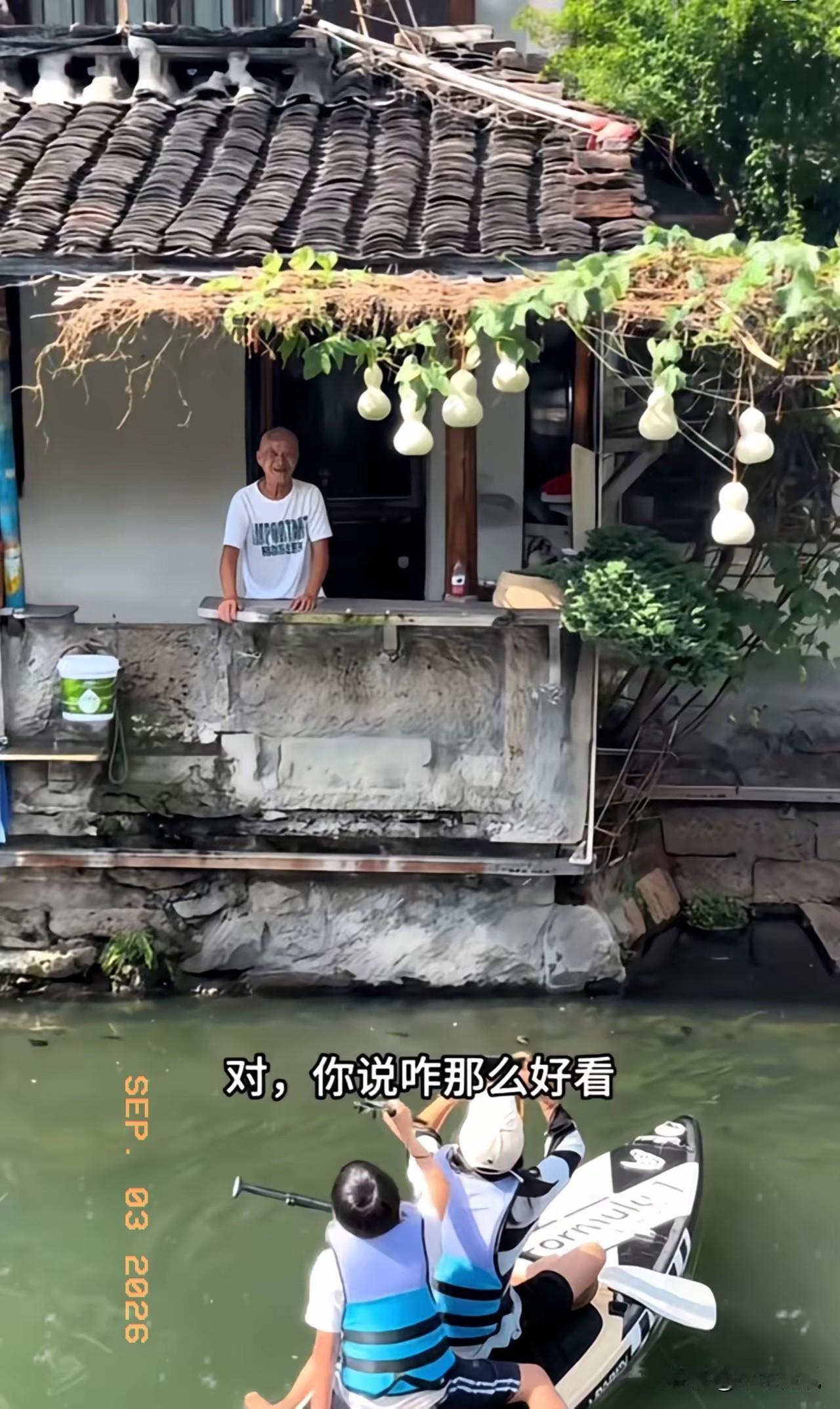 原来最新火出圈的浙江绍兴“葫芦娃爷爷”是一位失独老人，因为唯一的孩子去世，家门很