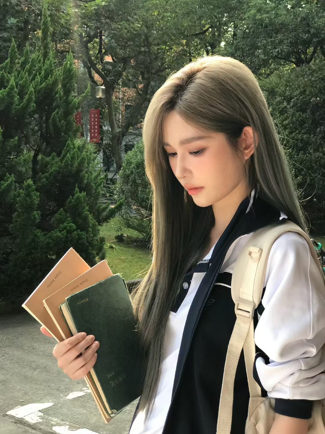 惊！xx中学的两位学姐好像在一起了！​​​
