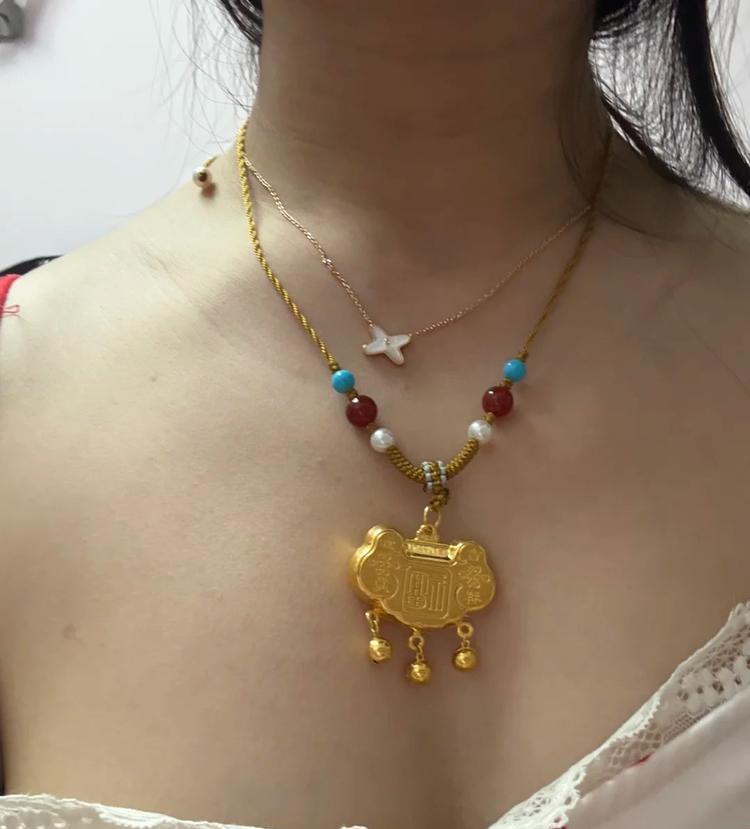 女儿有挺多金锁，她平时也不戴，我就想拿来戴戴，没想到被同事吐槽说真土气……我也