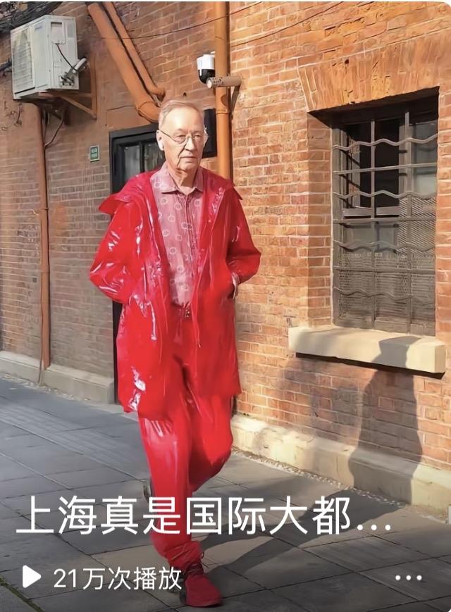 一袭红袍，镇住整条街他一出场，整条弄堂都成了他的T台。亮面正红风衣+同色长