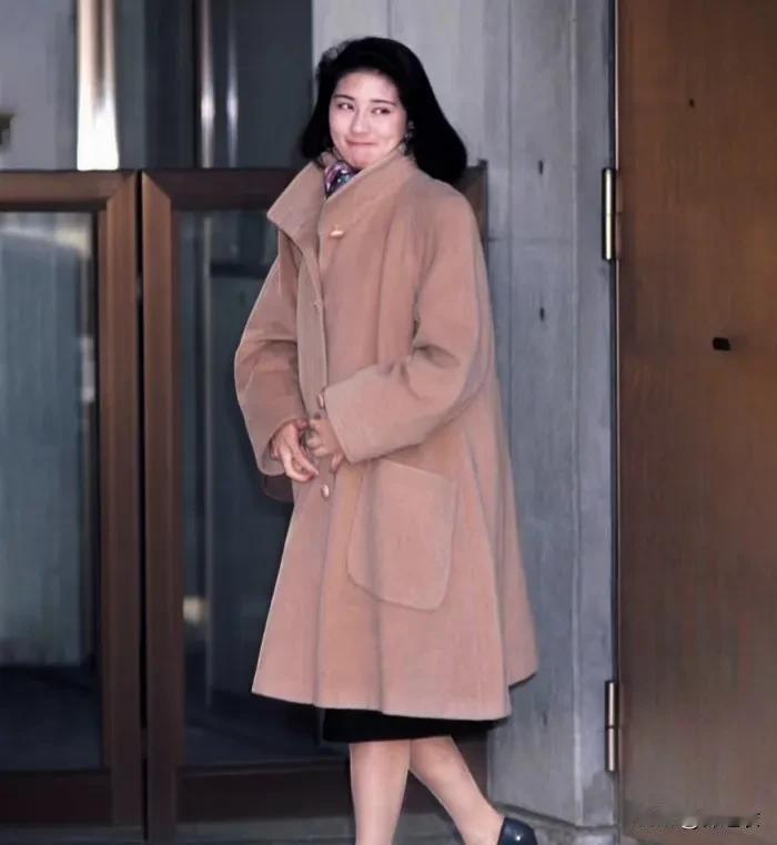 雅子还没有嫁入皇室之前的穿搭特别好看，当时还掀起一股潮流，新闻报纸上都到处是她的