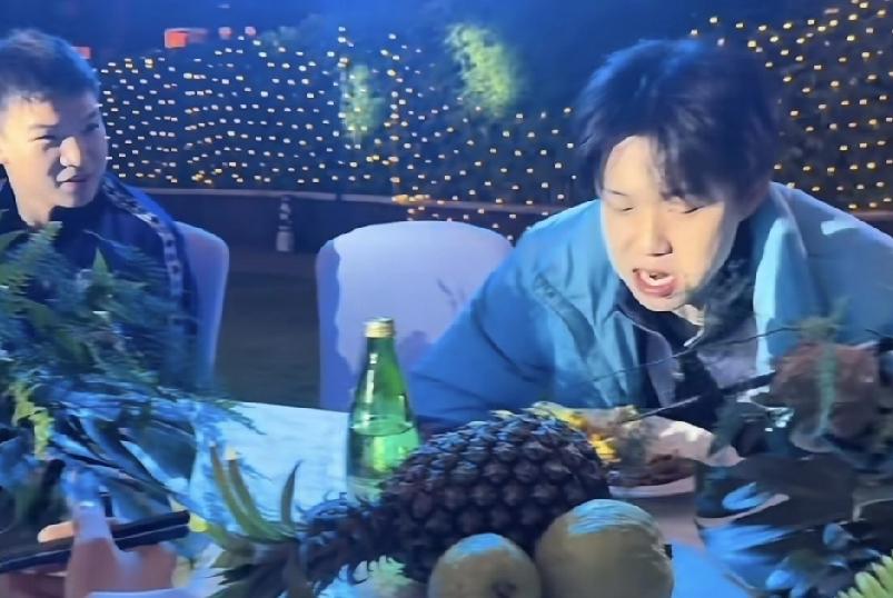 海口亚洲杯今日欢迎晚宴现场，王楚钦与队友一桌，疯狂炫饭。还以为旁边的向鹏别人都