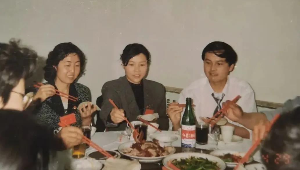 这张照片拍摄于1991年4月29日，辽宁省本溪钢铁公司特殊钢厂干部到北京出差，在