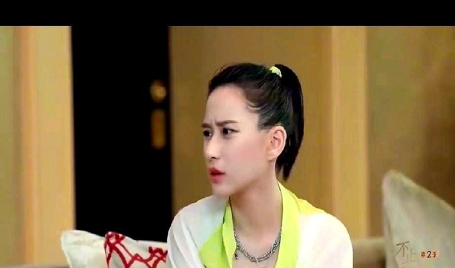 “离婚就亏，广告价腰斩”——何超莲一句话撕掉豪门婚姻的滤镜。镜头里十指相扣，镜