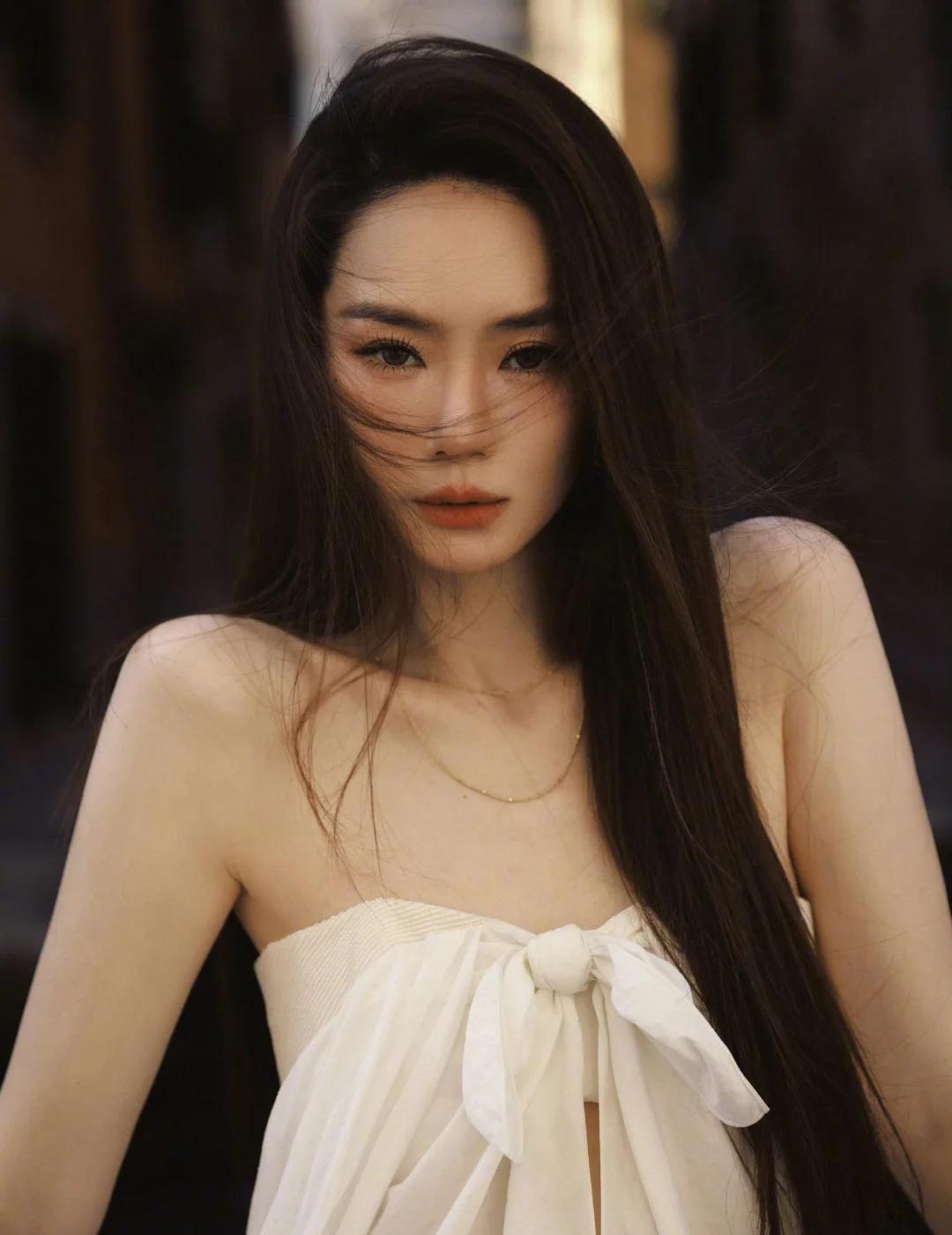 戚姐真女人，美到炸😍戚薇这一次拍的美到炸🔥最喜欢第二张📸@戚薇7V