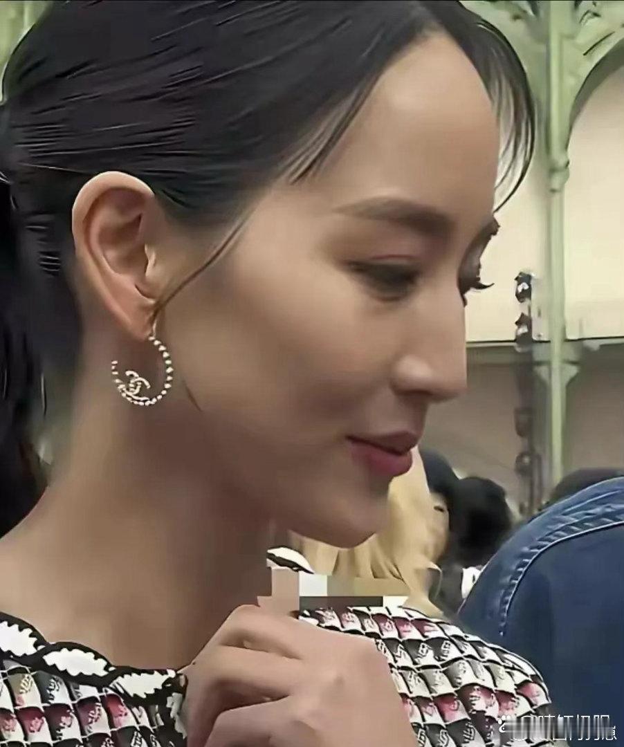 张钧甯五官精致耐看，自带温婉气质，纵使青丝添霜，独特韵味依旧不减。