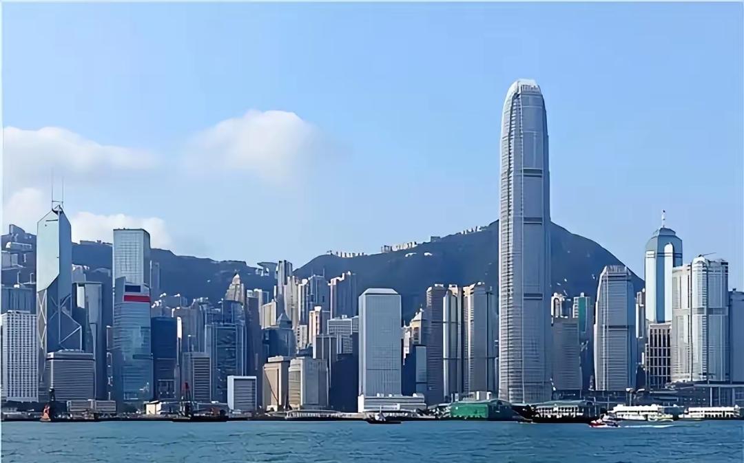 迪拜崩了，但是香港火了。也许香港人都没有想到，幸福来得这么突然，辛苦经营40年