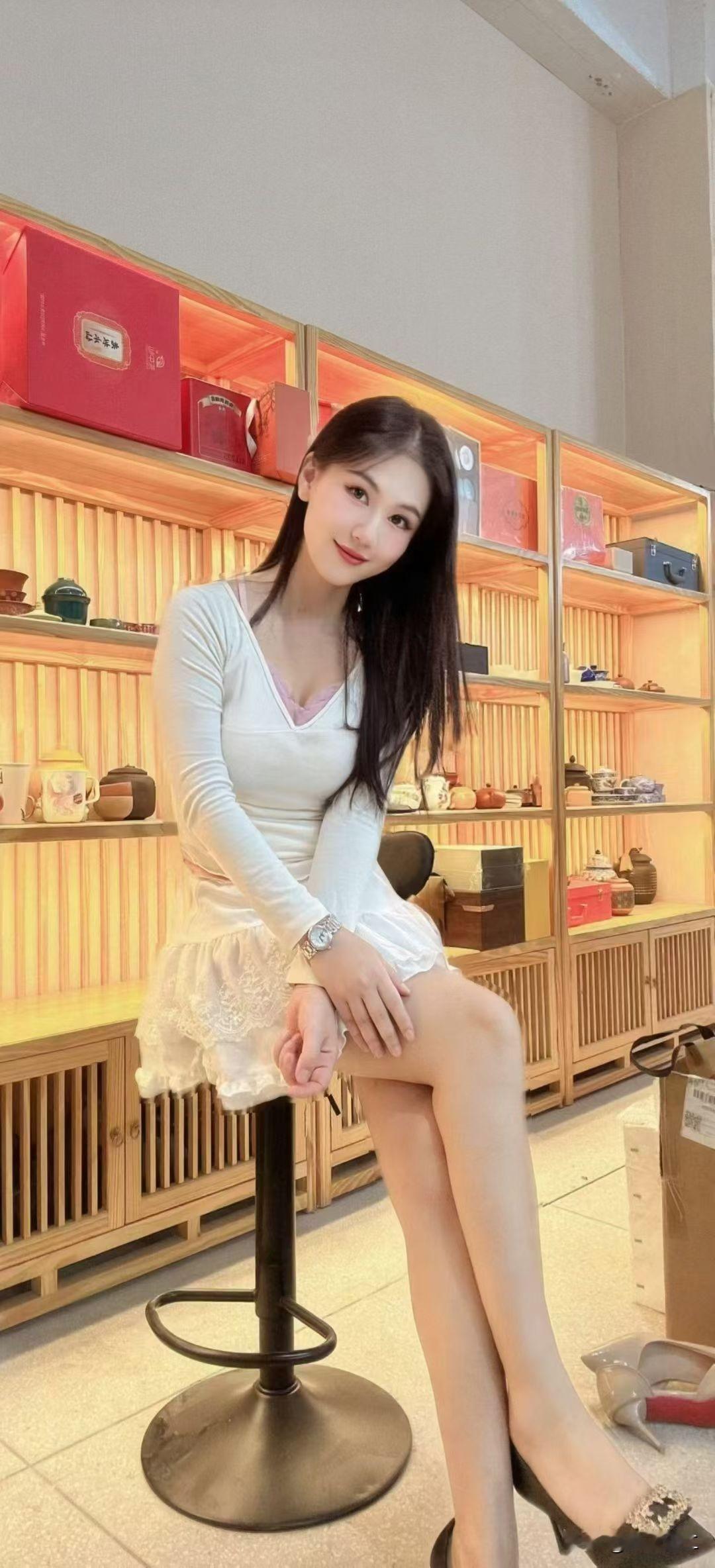 优雅茶艺馆里的甜美少女，享受宁静时光。雅致生活茶艺茶间美少女