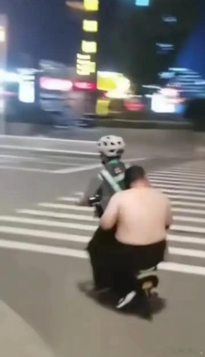蒙逼了吧！男子喝醉打电话叫代驾，代驾骑电车来了，问男子，是你叫代驾吗？男子，是，