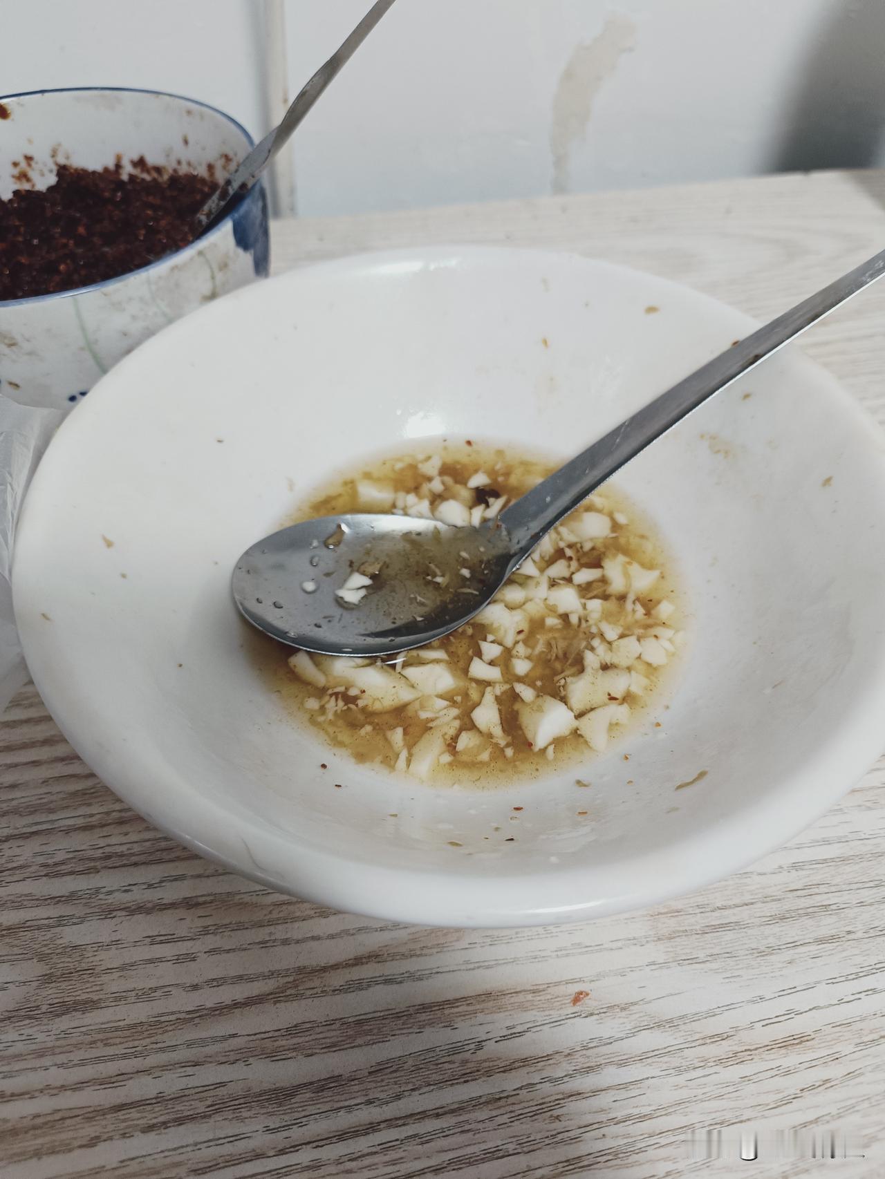 欠网贷已经逾期3年了，原来工作的公司老板被催债的短信电话骚扰的烦不胜烦。尽管和老