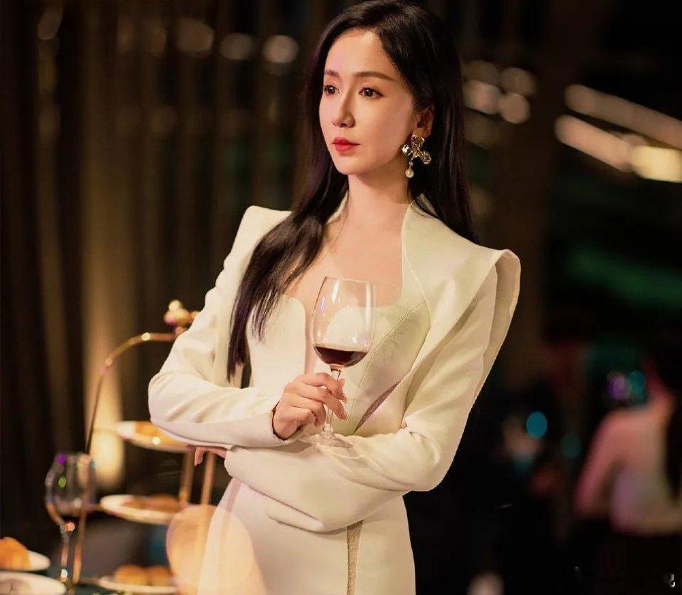 娄艺潇现在挺难的她把所有钱都投到短剧中了没挣到钱还赔了5000万不止，她只能咬牙