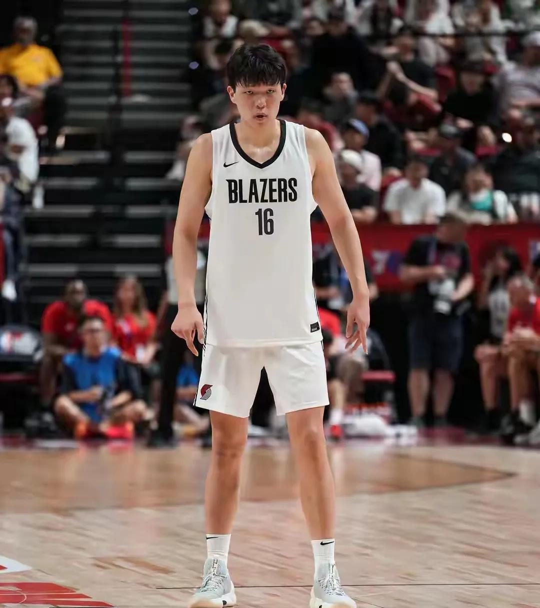 杨瀚森球衣不塞进球衣，这一点会被罚款杨瀚森球衣还是不太习惯塞进短裤里面这或许