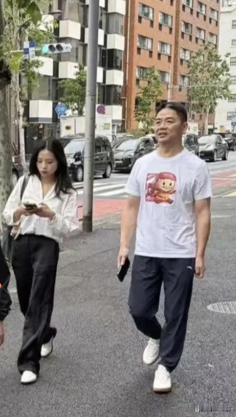 刘强东带着女助理去日本刷街了