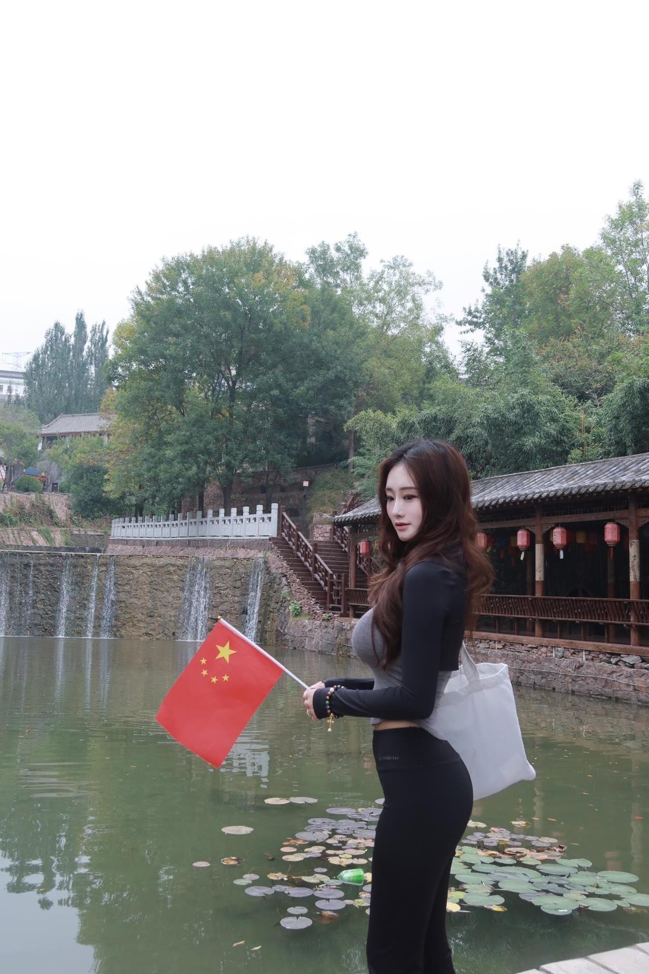 随手接了面国旗，真不知道该怎么处理了，扔又不好意思扔，放又没地方放，只能一路拿，