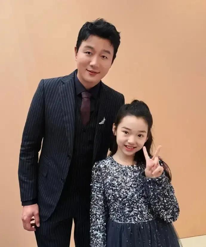 董璇把9岁女儿小酒窝带到尖叫之夜，红毯上母女俩跟杨幂赵丽颖龚俊挨个合影，小姑娘穿