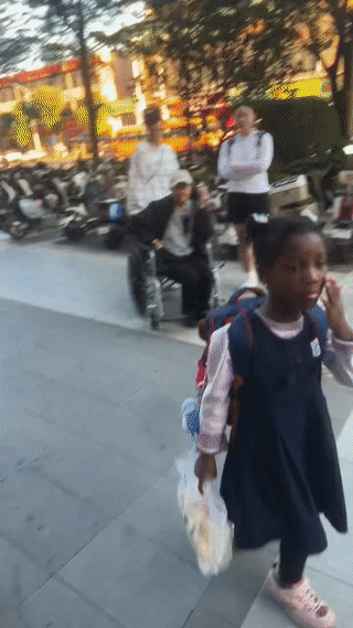 这是在广州街头拍到的黑人小孩和混血“黑二代”。他们和本地的孩子一样每天都背着书