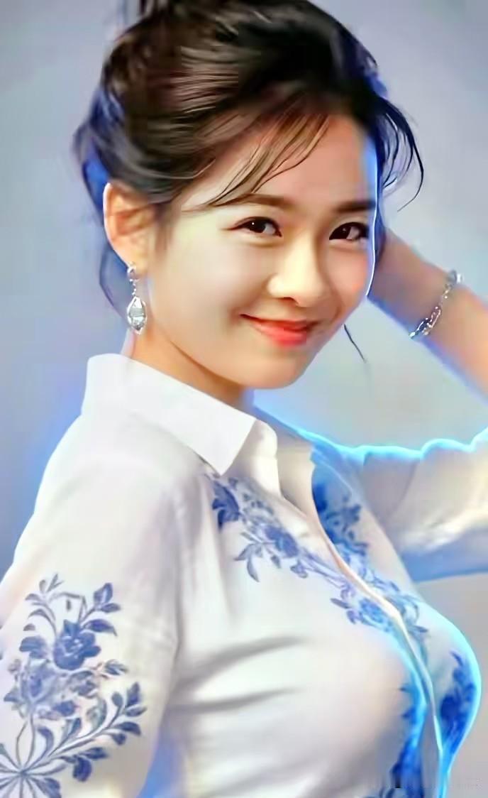 清平乐·青花衫云鬟轻绾，衫染青蓝瓣。浅笑温柔眸似盏，一缕清和温婉。素衣携