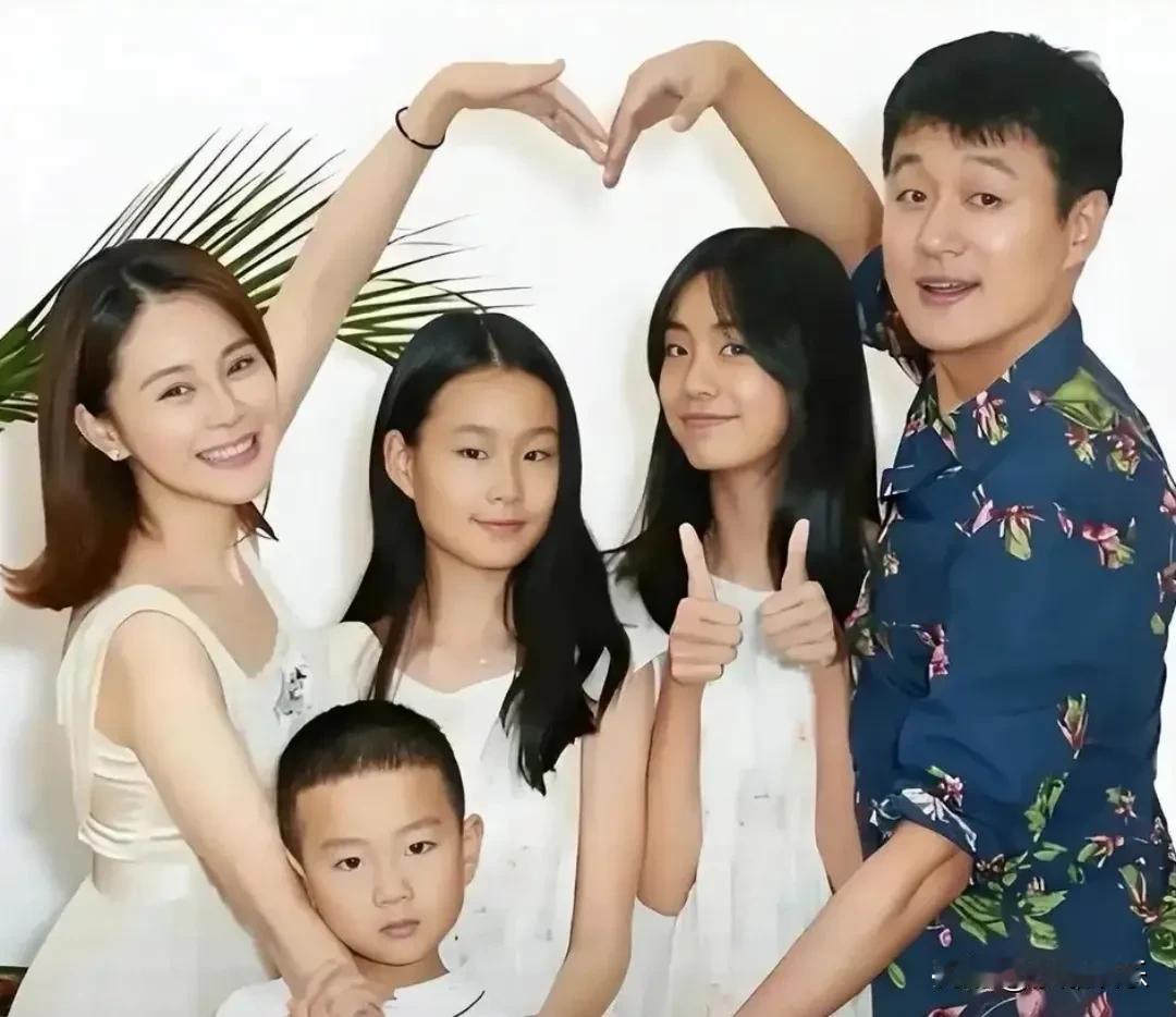 佟大为，基因太强大了！8月1日，关悦在社交平台晒出一家三口打卡长春特色烤肉的