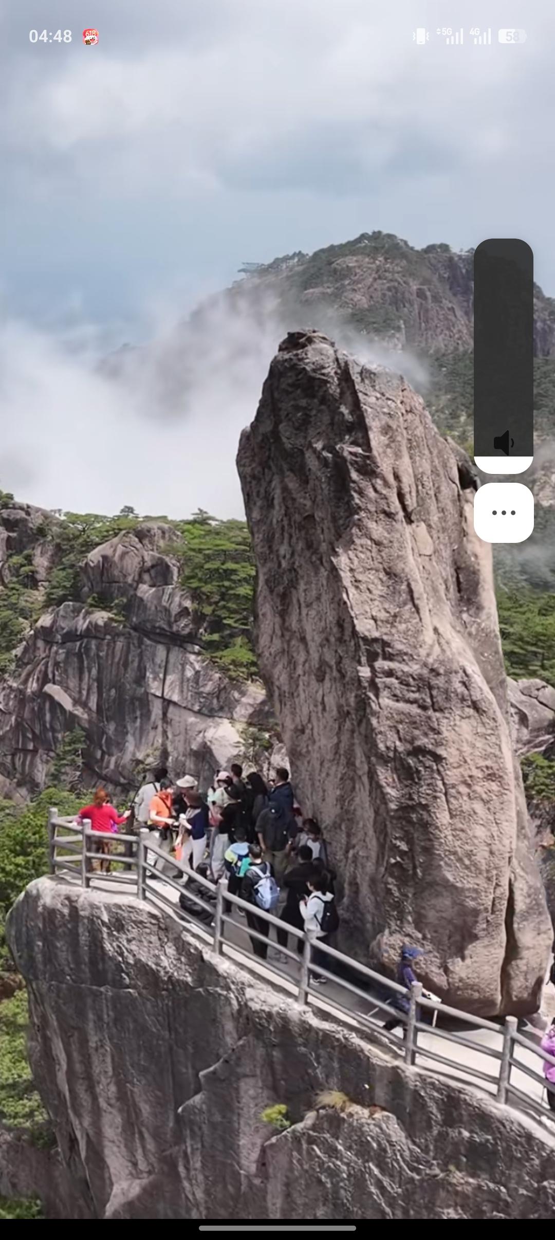 五一去黄山，那真是人挤人！五一长假大家都爱出门旅游，黄山成了拥堵重灾区。山间道路