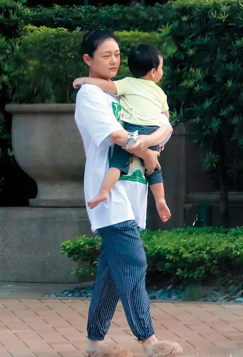 当年大S和小杨阿姨一起带孩子游玩的画面！小杨阿姨在教小玥儿骑自行车，大S抱着儿子