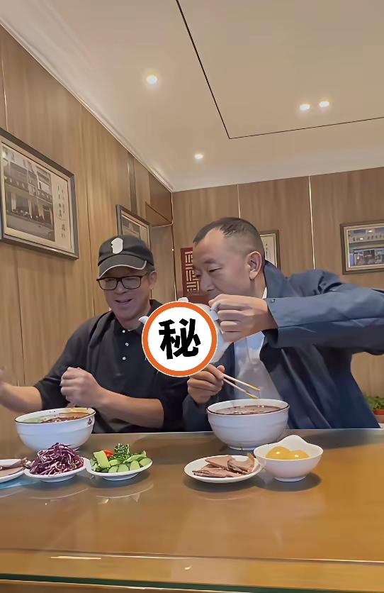 刷到陈行甲公开怼罗永浩的旧闻，我愣了好几秒……那个在巴东反腐时硬刚、辞官时洒