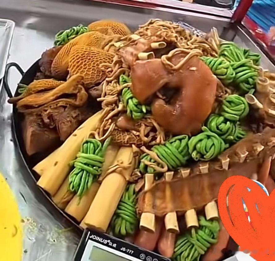 天天能看到卖吃的，吃的博主。这个博主每天来一锅酱肉和素菜，一会就卖完了。国内同胞