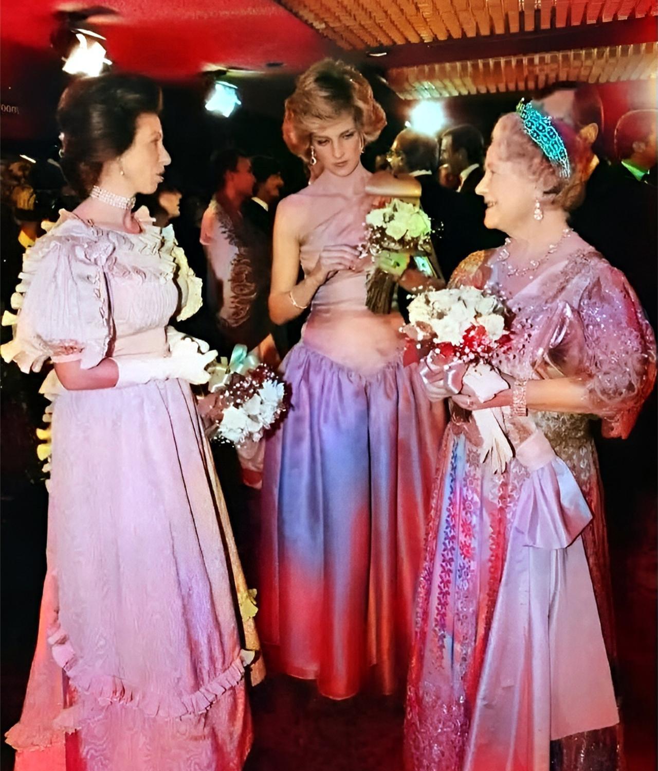 一九八五年，伊丽莎白王太后与孙女安妮长公主热聊，而站在一旁的戴安娜王妃就像一个局