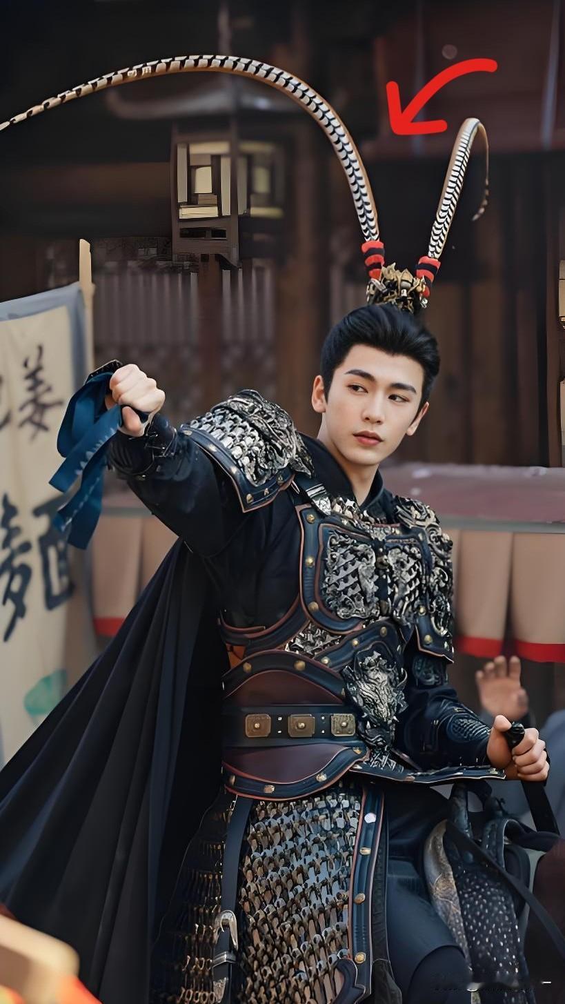 看了《逐玉》，有个问题一直没有搞明白，就是剧中张凌赫饰演的男主身穿战袍的