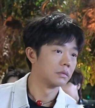 看起来没睡醒似的