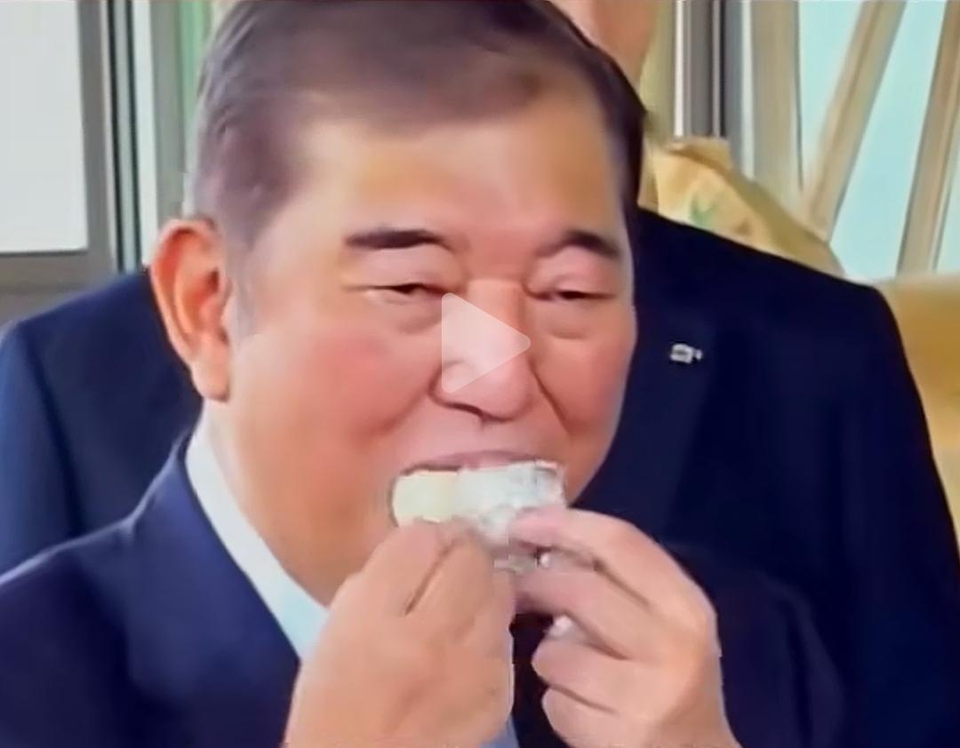 11月22日早晨，就是这个被日本人讽刺为“河马吃饭的样子都比你得体”，吃没吃相坐