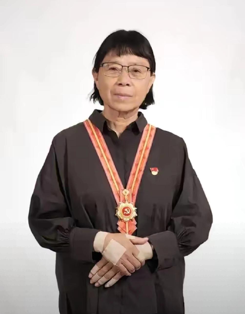 张桂梅交权了。华坪女高新教学楼明年3月投用。这位黑龙江来的犟脾气老太太2008年