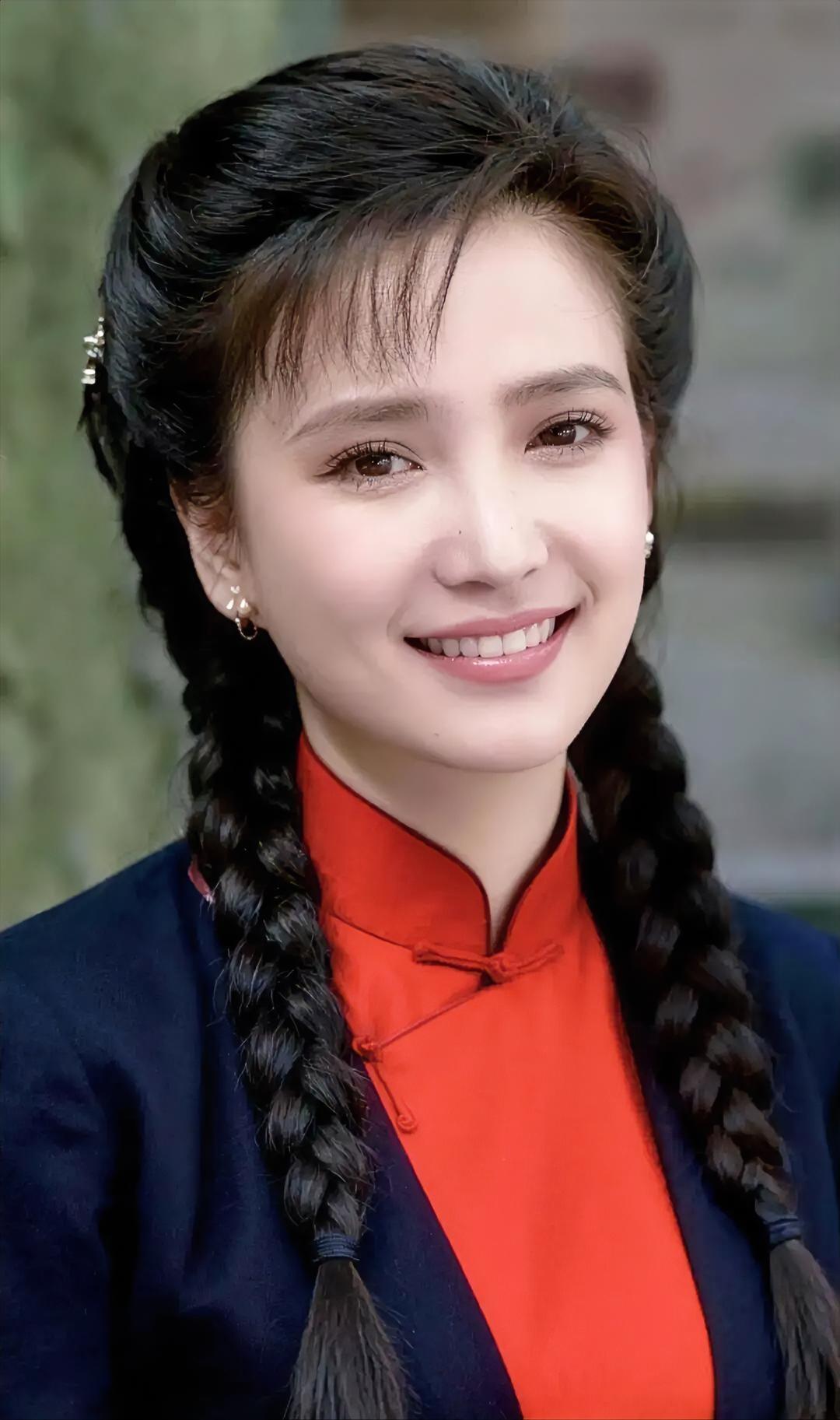 我姨妈当年在剧组工作见过何晴，她说了一个大实话：何晴本人根本比电视上还要好看