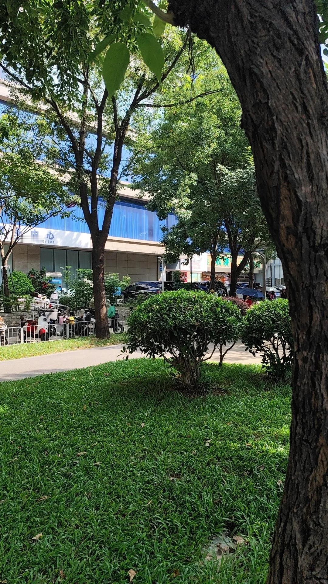 今天在人行道上，一个美团小哥后面不停地按喇叭，声音很刺耳，我生气地说，这么多人怎