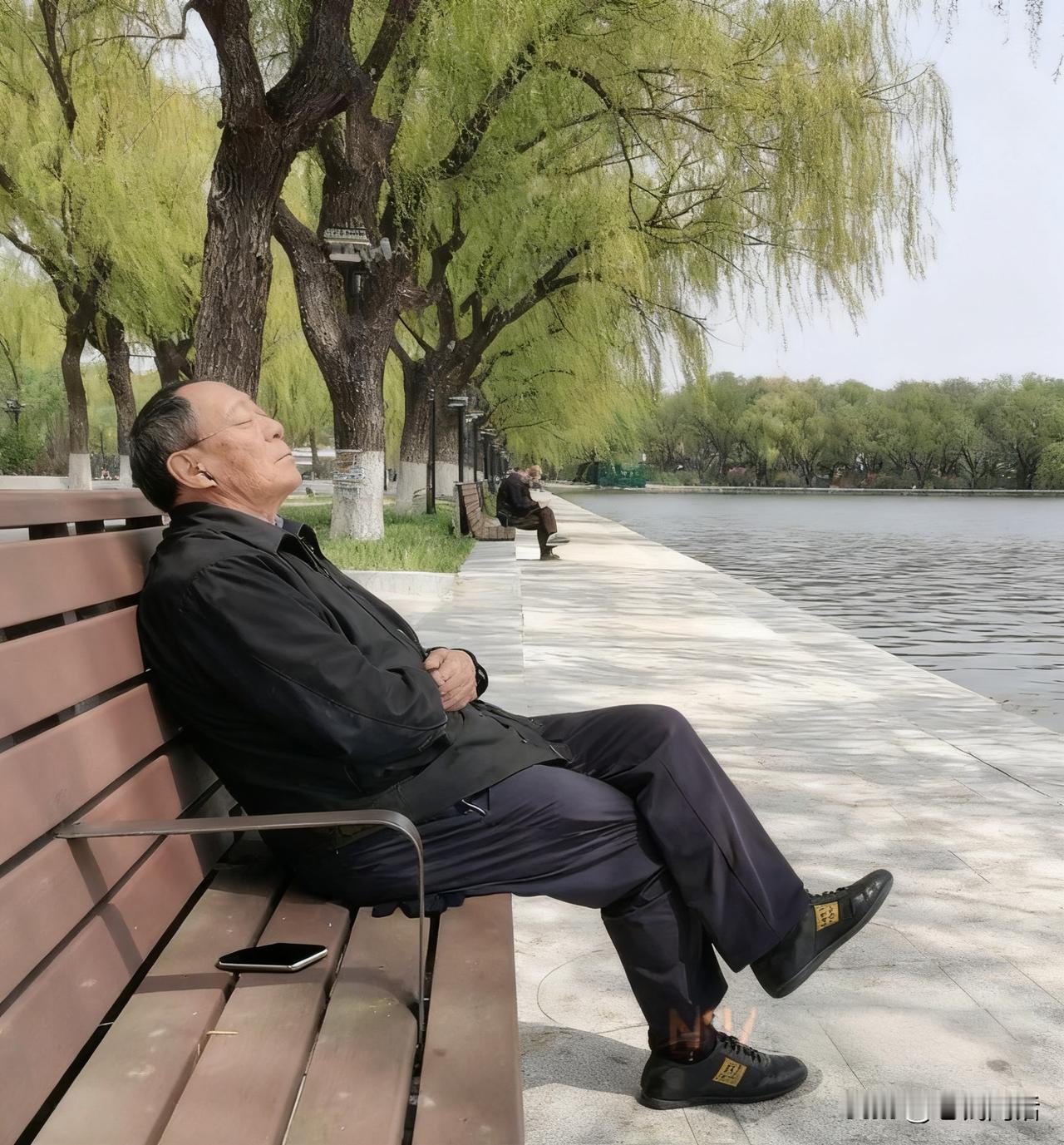 不知您注意到没有？体制内退休的男性老干部，尤其是当过一官半职的局长、科长，大多比
