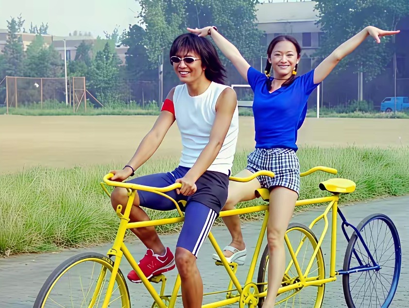 周迅、朴树、夏雨二十多年前在清华操场上的一组老照片。