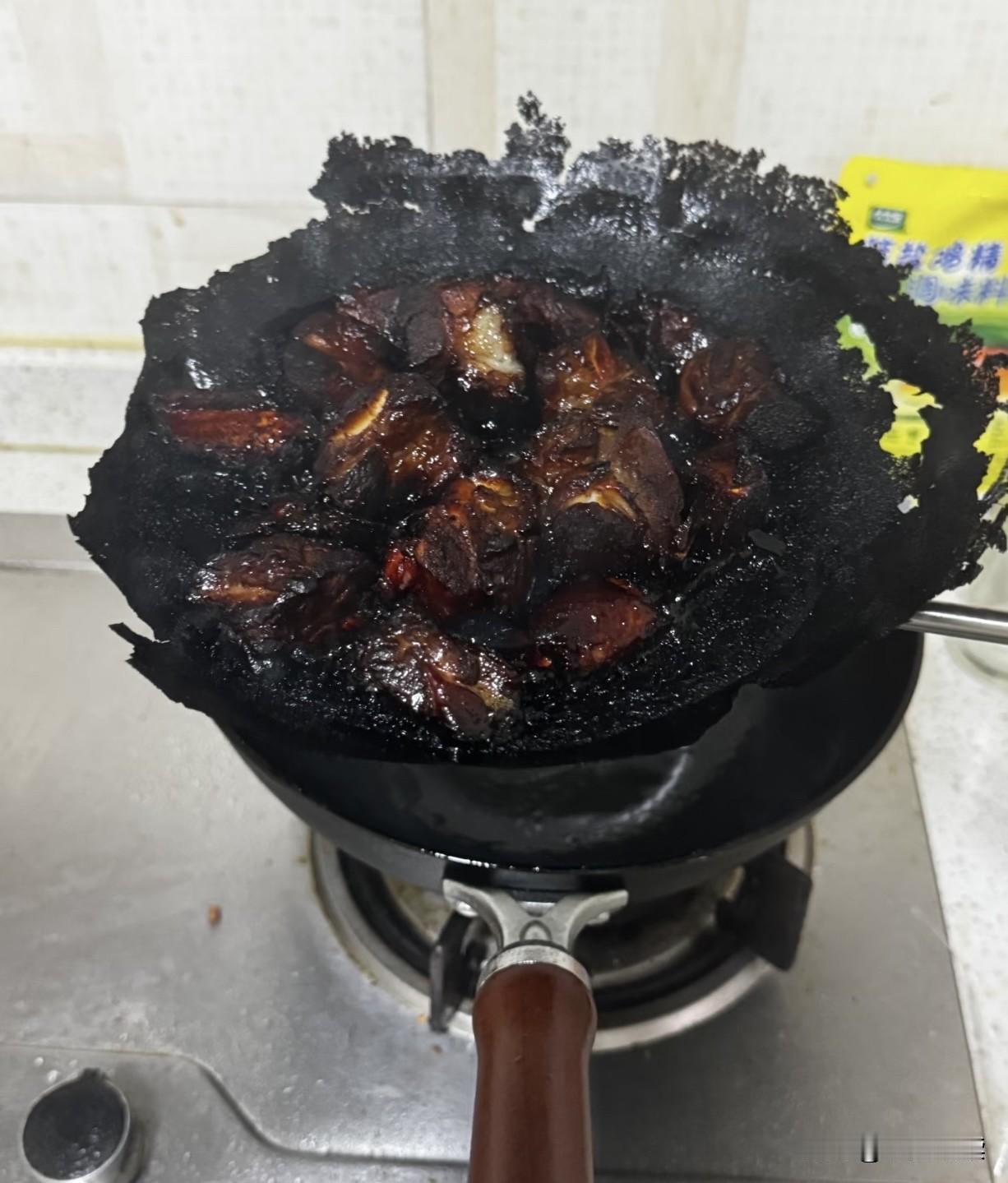 说好了要给两小孩做好吃的，唉，低头刷了一会儿手机的功夫，一锅糖醋排骨竟然变成这样