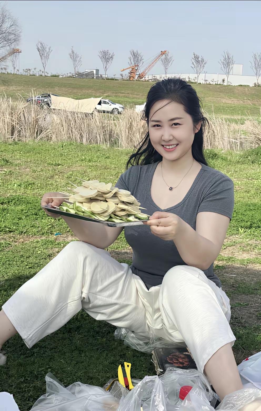 春日野餐，姐妹同行，笑语盈盈，美好时光定格！