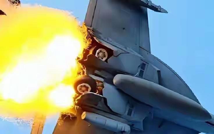 最坏情况突发！美军舰载机沿海被击中，白宫猛然惊醒：大国出手，绝非警告！台海