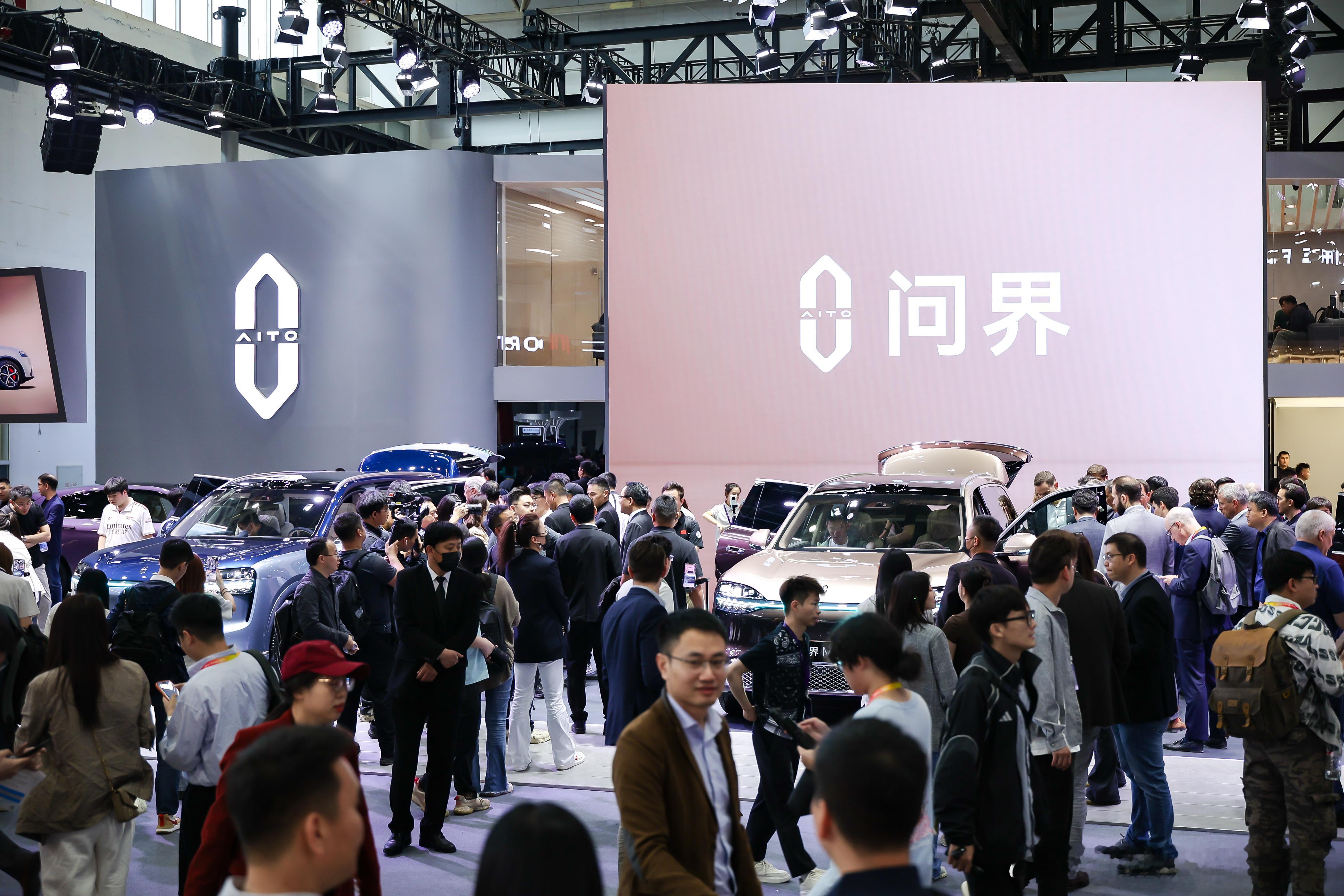 问界M6交付仪式人气拉满这是问界M6交付现场，人气爆棚！为了让车主能在五一开