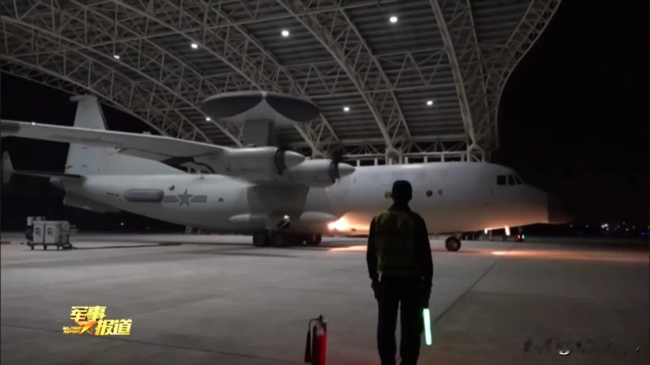 我国罕见公开，空警500最新夜间训练画面，头上天线真不少……近日，我们官媒罕