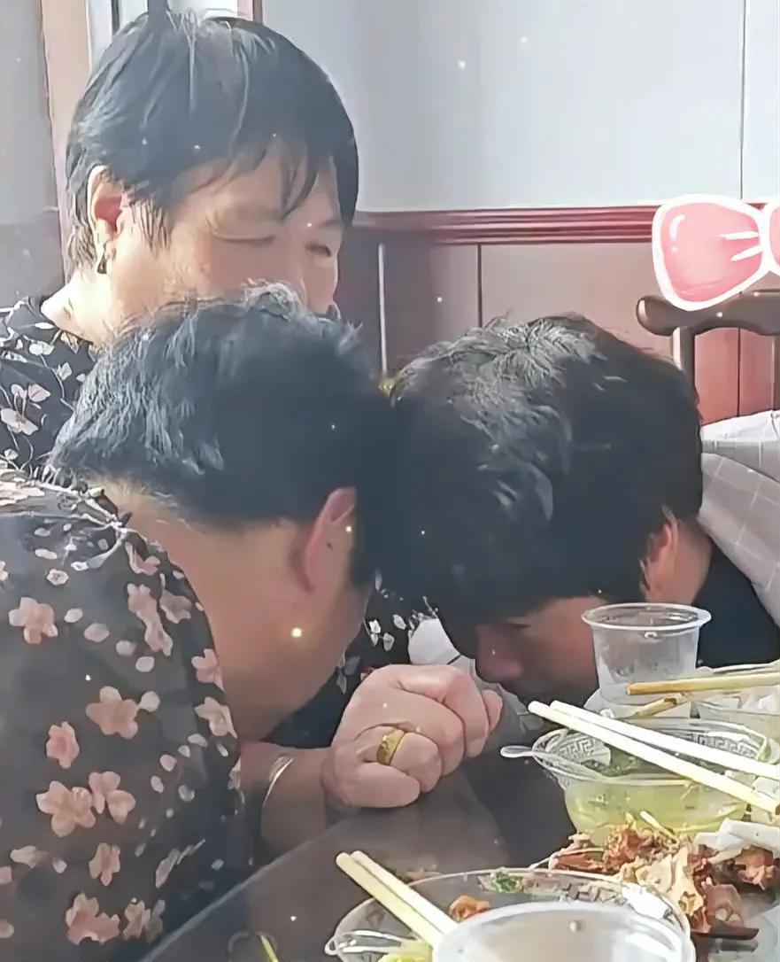 大妈们不看新闻联播，但比谁都懂什么叫“卡脖子”。歼-50？没这编号。可那架没