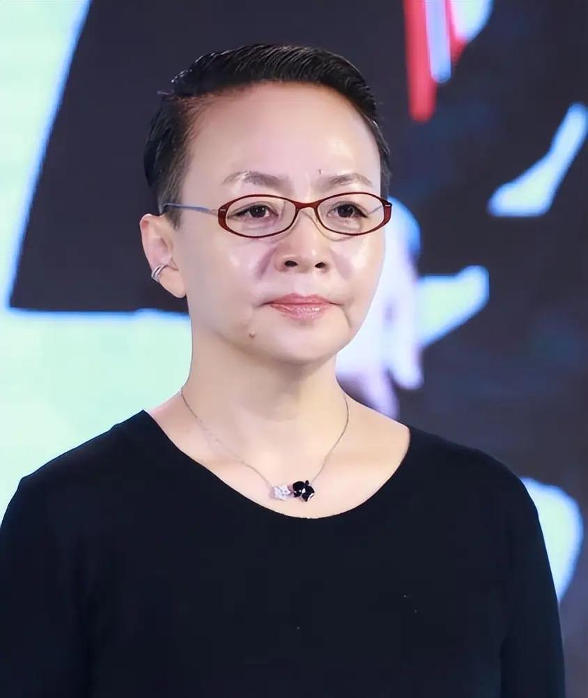宋丹丹牵手富豪老公逛街，老夫老妻很深恩爱了，这不比英达强多了？而且宋丹丹带着巴图